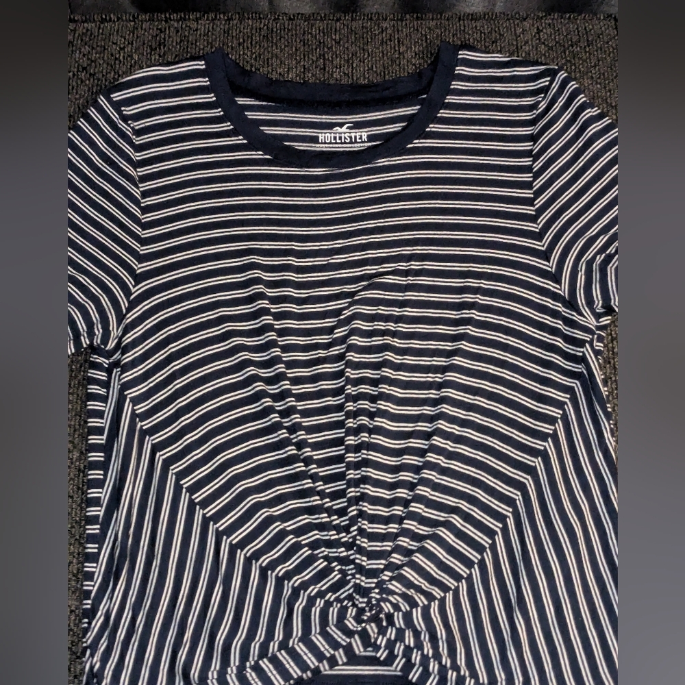 Hollister Women's Navy Blue and White Twist Front Tee Size Medium